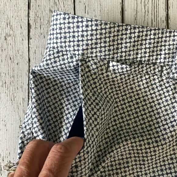 JOHNNIE O Czervik Floral Flat Front Shorts Preppy Golf Casual Effortless - Picture 4 of 8